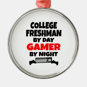 Uni Freshman by Day Gamer by Night Ornament Aus Metall
