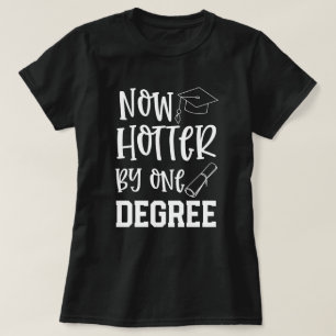 Uni-graduierte lustige schütteln sich durch das 1 T-Shirt