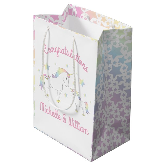 Unicorn Baby Shower Pastel Rainbow Mittlere Geschenktüte (Rückseite Schrägansicht)