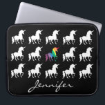 Unicorn-Muster-personalisierte Schwarz-weiße Laptopschutzhülle<br><div class="desc">Unicorn-Muster-personalisierte Schwarzweiss-Silhouette-Mädchen-Neopren-Laptop-Hülse. Ein hübsches Muster der weißen Unicorn-Silhouetten auf schwarzem Hintergrund. Rote, orange, gelbe, grüne, blaue und lila Farben für den Mittelunicorn in einem Regenbogen Watercolor entwerfen. Personifizieren Sie diesen kundenspezifischen Laptopkasten mit Namen im schönen Skript-Schriftart unter die Unicorns. Themed elektronische Zusätze des hübschen Unicorn für Kinder, Tweens und jugendlich...</div>