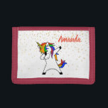 Unicorn Rainbow Dabbing Stars Personalisiert Trifold Geldbörse<br><div class="desc">Dieses Design kann in dem Bereich personalisiert werden, der durch das Ändern des Fotos und/oder Textes zur Verfügung gestellt wird. Oder Sie können es anpassen, indem Sie den Mausklick auswählen, um weitere Optionen anzupassen, um die Farbe des Hintergrunds zu löschen oder zu ändern, Text hinzuzufügen, die Textfarbe oder den Stil...</div>