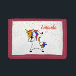 Unicorn Rainbow Dabbing Stars Personalisiert Trifold Geldbörse<br><div class="desc">Dieses Design kann in dem Bereich personalisiert werden, der durch das Ändern des Fotos und/oder Textes zur Verfügung gestellt wird. Oder Sie können es anpassen, indem Sie den Mausklick auswählen, um weitere Optionen anzupassen, um die Farbe des Hintergrunds zu löschen oder zu ändern, Text hinzuzufügen, die Textfarbe oder den Stil...</div>