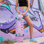 Unicorn Rainbow Glitzer Personalisiert Skateboard<br><div class="desc">Personalisierte gürtelförmige Skateboard mit eintönigen Regenbogenfarben von Imitaten Glitzer tropfen vor einem rosa Hintergrund. Fügen Sie einen Namen in einer lila Typografie hinzu.</div>