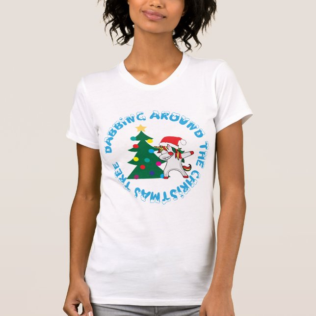 Unicorn rund um den Weihnachtsbaum Funny T-Shirt (Vorderseite)