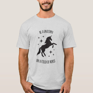 Unicorne dans un champ de T-shirt de chevaux