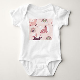 Unicorns Rainbows: Pastellzauberer Hintergrund. Baby Strampler
