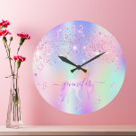 Unicoron Glitzer Rosa lila Monogrammbezeichnung Große Wanduhr<br><div class="desc">Ein trendiger, regenbogenfarbener Hintergrund mit Einhorn- und Regenbogenpastellfarben in Rosa, lila, Rose Gold, Minzgrün. Dekoriert mit Imitaten Glitzer Staub in Rosa und lila. Dekoriert mit einem Regenbogenfarbenen Einhorn. Personalisieren und fügen Sie einen Namen, geschrieben mit einem modernen handgeschriebenen Stil Skript mit Swashes. Lila Buchstaben. Um die Swashes behalten, löschen Sie...</div>