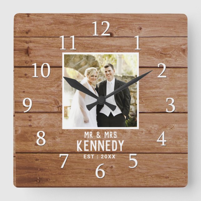 Unique Wedding Foto Anniversary Wood Personalized Quadratische Wanduhr (Vorderseite)
