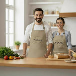 Unisex Established year Name Chef Personalized Schürze<br><div class="desc">Lots of talent coming out of that kitchen. Encourage the chef in your life to keep those delicious dishes coming with this personalized, modern and unique apron. Customize the words, name and established year as you need. Are unisex design allows you to give this gift to him or her. Comes...</div>