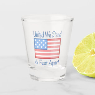 United We Stand 6 Feet Apart USA Flag Schnapsglas
