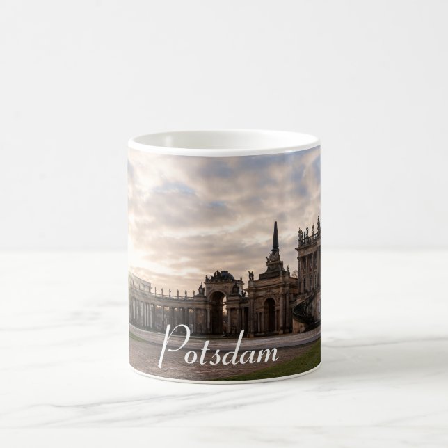 Universität Potsdam bei Sonnenuntergang in Deutsch Kaffeetasse (Mittel)
