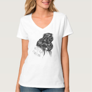 Unordentliches Brötchen und ihm getanes Shirt