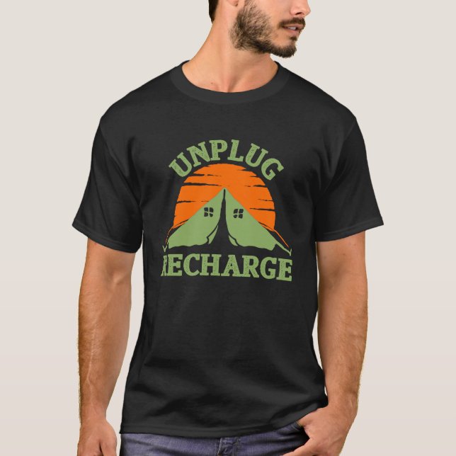 Unplug Recharge Love Camping T-Shirt (Vorderseite)