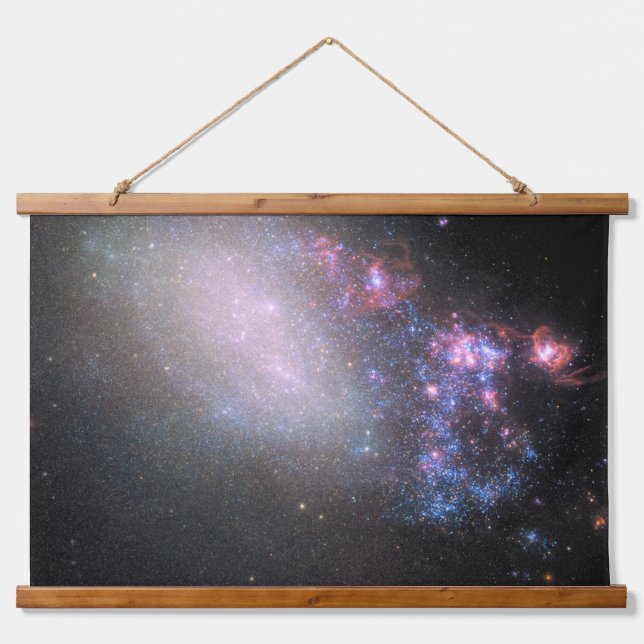 Unregelmäßige Galaxy Ngc 4485 Wandteppich Mit Holzrahmen (Vorne)