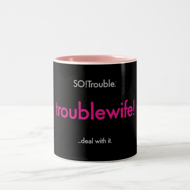 Unruhestifterin! Zweifarbige Tasse (Mittel)