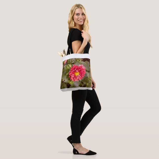 Unscharfe Blume Tasche (Am Model)