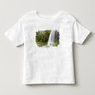 Unscharfe Wasserfall-und Waldansicht in Oregon Kleinkind T-shirt