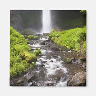 Unscharfer Wasserfall und Fluss Magnet