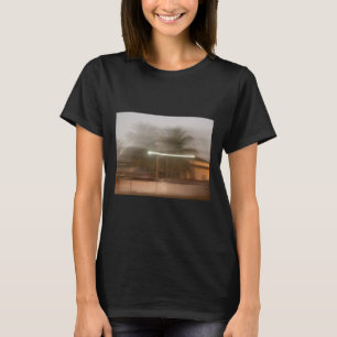 Unscharfes Bild eines Hauses mit Kokospalmen Stick T-Shirt