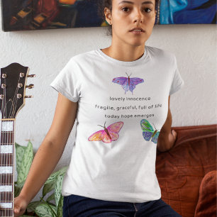 Unschuld blüht Schmetterlings Haiku T-Shirt