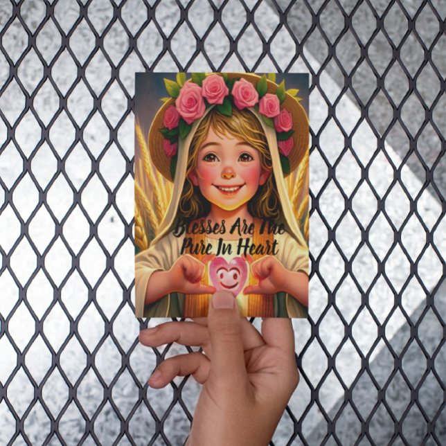 Unschuld gefangen genommen: Kleines Mädchen hält s Postkarte (Von Creator hochgeladen)