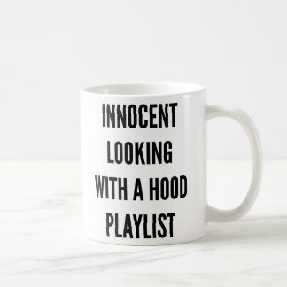 Unschuldiges Schauen mit einer guten Titelliste Kaffeetasse