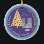 Unser 1. Chrismukka Foto Baum Menorah Keepake Keramik Ornament<br><div class="desc">Personalisieren Sie diesen Spaß OUR 1ST CHRISMUKKAH Ornament für ein von einer Familie gepflegtes Sake. Vom einfachen Weihnachtsbaum bis zur silbernen Hanukkah-Menorah wird dieses blaue und lila Ornament Ihren ersten blonden Urlaub begehen. Laden Sie Ihr Foto auf der Rückseite hoch und fügen Sie Ihren Namen und das Jahr auf der...</div>