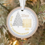 Unser 1. Chrismukkah Chic Keepake Holiday Foto Ornament<br><div class="desc">Erstellen Sie Ihr eigenes chic OUR 1ST CHRISMUKKAH Foto mit Ihrem Namen, Jahr für einen freundlichen Familienurlaub. Vom einfachen Gold Hanukkah menorah bis zum Polka dot silbernen Weihnachtsbaum, wird dieses weiße, silbergraue und warme, bräunliche "toasted mandeln"-Ornament Ihren ersten blended urlaub gedenken. Die einfach zu bedienende Fotovorlage macht es einfach, Ihr...</div>