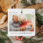 Unser 1. Weihnachten als Großeltern Foto Keepake Keramikornament<br><div class="desc">Helfen Sie ihnen,  die Ankunft ihres ersten Enkelkindes mit diesem modernen minimalistischen Foto-Sake-Ornament zu feiern. Der Text lautet "Unsere ersten Weihnachten als Großeltern",  fröhlich und hell und das Jahr,  lädt einfach ein Bild mit Ihrem Lieblings-Foto hoch und es macht das perfekte kleine Sake-Geschenk in dieser Ferienzeit.</div>