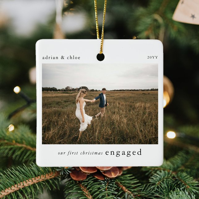 Unser 1. Weihnachts-Verlobtes Foto bewahren Keramikornament (Von Creator hochgeladen)