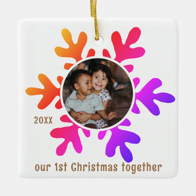 Unser 1. Weihnachtsbäckerl-Snowflake-Kinder-Foto Keramikornament (Vorderseite)