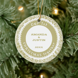 Unser 1. Weihnachtsfest mit Gold-Kranz auf Weiß - Keramik Ornament