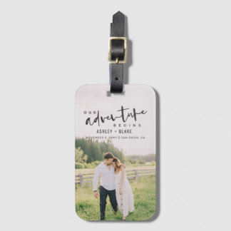 Unser Abenteuer beginnt Skript-Foto Save the Date Gepäckanhänger