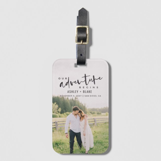 Unser Abenteuer beginnt Skript-Foto Save the Date Gepäckanhänger (Vorderseite Vertikal)