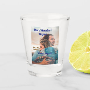 Unser Abenteuer beginnt, um ein paar Foto Liebe &  Schnapsglas