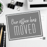Unser Büro hat das Minimalistische Geschäft in Gra Postkarte<br><div class="desc">Wir haben eine neue Adresse,  die Postkarten für ein modernes Business oder schicke Unternehmen,  die ihre Kunden an einem neuen Standort aktualisieren möchten,  verschieben kann. Unser Büro ist umgezogen. Klassische,  minimalistische Typografie auf grauen und weißen Karten für Ihr Unternehmen. Passen Sie die Adressenänderung auf der Rückseite an.</div>