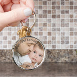 Unser erster Tag der Väter - neues Papa- und Baby- Schlüsselanhänger<br><div class="desc">Erstellen Sie Ihren eigenen einzigartigen Foto-Schlüsselanhänger für den ersten Vater des neuen Vaters. Eine perfekte Gelegenheit, um ein Foto von Vater und Baby, nur Baby oder die ganze Familie, als ein schöner Sake und einen zeitlosen Schatz zu genießen jeden Tag. Die Vorlage ist für Sie bereit, um Ihr eigenes Foto...</div>