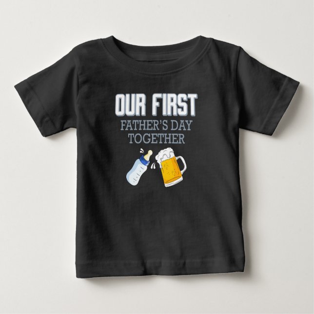 Unser erster Tag des Vaters 👨 ‍ ❤️ Baby T-shirt (Vorderseite)
