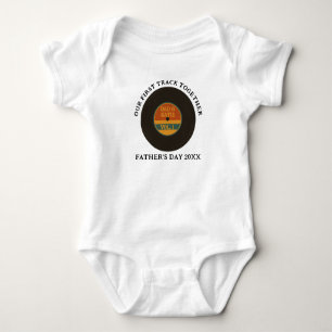 UNSER ERSTER TRACK ZUSAMMEN VATER'S DAY-Shirt Baby Strampler