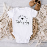 Unser erster Vatertag Baby T - Shirt<br><div class="desc">Das Design "unseres ersten Vaters" mit einem Herz, perfekt für den 1. Geburtstag Ihres kleinen Kindes!</div>
