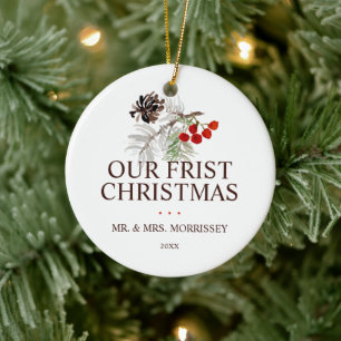 Unser erster Weihnachts-Tannenzapfen-Beeren-Foto Keramik Ornament