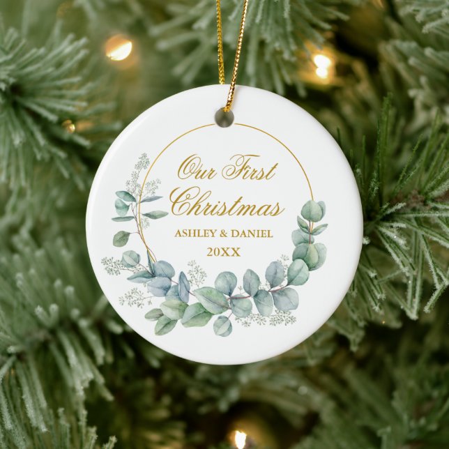 Unser erstes Eukalyptus-Weihnachten Verlasse Gold Keramik Ornament (Baum)
