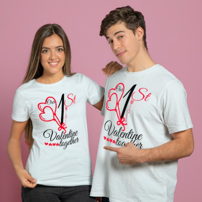Unser erstes Valentine zusammen Paare niedliches Z T-Shirt (Von Creator hochgeladen)