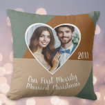 Unser erstes Verheiratetes Weihnachts-Foto Kissen<br><div class="desc">Dieses individuell gestaltete Kissen ist der perfekte Weg,  um Ihre verheiratete Weihnachtszeit mit Ihrem liebsten personalisierten Foto in einem Herzen zu feiern.</div>