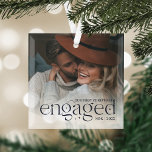 Unser erstes Verlobtes Personalisiertes Foto zu We Ornament Aus Glas<br><div class="desc">Dieses wunderschöne Glasschmuck ist ein eleganter Pfeiler Ihres Verlobung-Jahres und zeigt ein beliebtes Foto mit "unserem ersten Weihnachtsfest verlobt" überlagert in dunkelmarineblauer Schrift mit Sternen. Personalisieren Sie Ihre Initialen und das Jahr.</div>