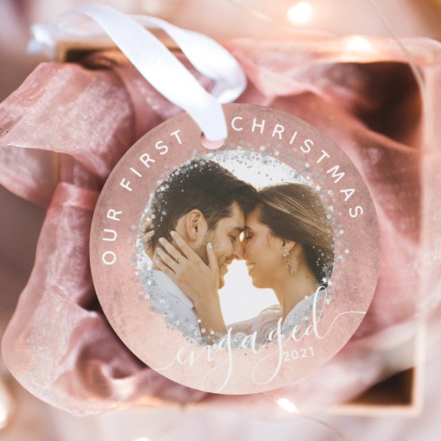 Unser erstes Verlobtes Script Rose Gold Foto Ornament (Our First Christmas Engaged Script Rose Gold Photo Ornament)