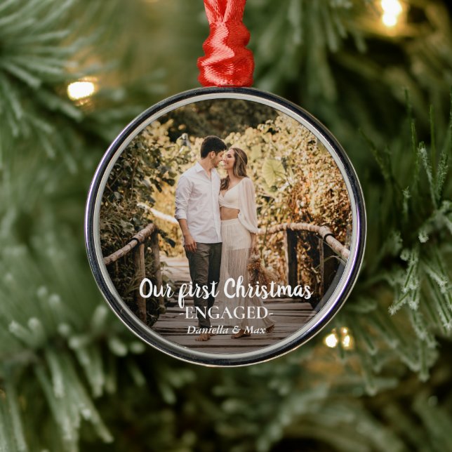 Unser erstes Verlobtes Weihnachts-Script-Couple-Fo Ornament Aus Metall (Baum)