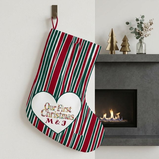 Unser erstes Weihnachten Paare Karo Monogramm Anfa Großer Weihnachtsstrumpf (Our First Christmas Couples Plaid Monogram Initial Large Christmas Stocking)