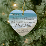 Unser erstes Weihnachten zusammen mit Frau Beach W Keramik Ornament<br><div class="desc">Benutzerdefinierte personalisierte Namen und Jahr. Unser erstes Weihnachten als Mr. und Mrs. Beach Hochzeitsschmuck. Denken Sie an eine Hochzeit am Strand oder Flitterwochen mit diesem Sake Hochzeit-Ornament. Erste Weihnachten zusammen mit zwei ineinander greifenden Strand Hochzeitsherzen gezeichnet im Sand macht eine elegante tropische Ozean Küste nautische Thema Hochzeit, die passende Set...</div>