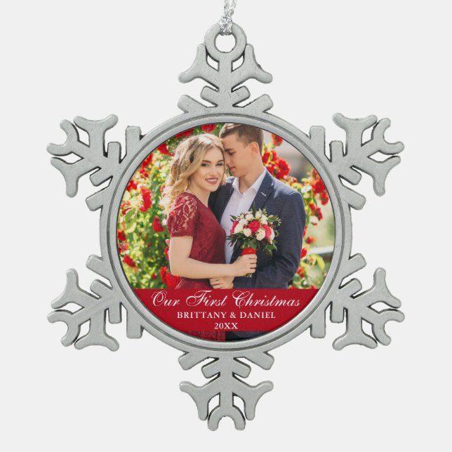 Unser erstes Weihnachts-Coupé-Foto Red Schneeflocken Zinn-Ornament (Vorderseite)